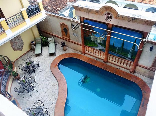 Imagen de la piscina del Hotel Residencial. Foto 7