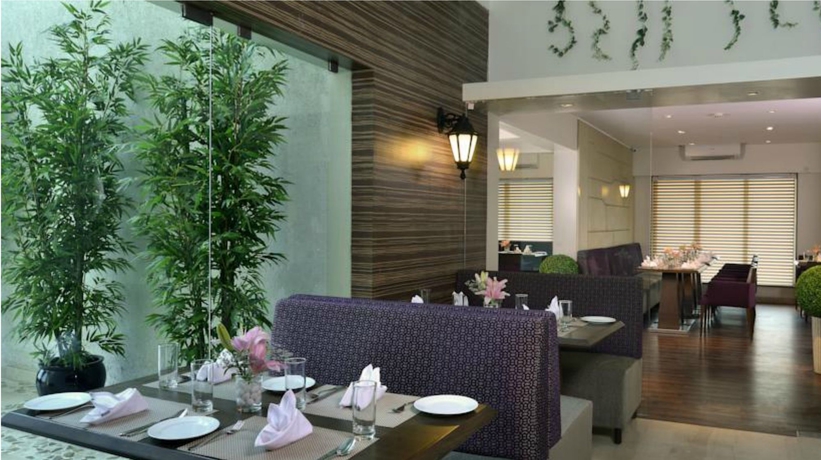 Imagen del bar/restaurante del Hotel Residency Sarovar Portico Mumbai. Foto 3