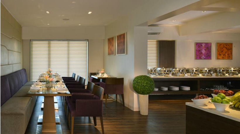 Imagen del bar/restaurante del Hotel Residency Sarovar Portico Mumbai. Foto 4