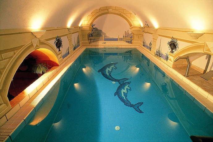 Imagen de la piscina del Hotel Residenz Heinz Winkler. Foto 15