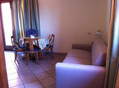Imagen de la habitación del Hotel Residenza Turistico Alberghiera Corallo. Foto 7