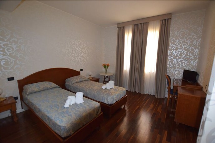 Imagen de la habitación del Hotel Residenza Villa Duse. Foto 5