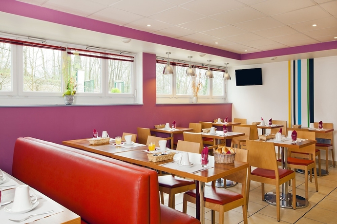 Imagen del bar/restaurante del Hotel Residhome Bures La Guyonnerie. Foto 3