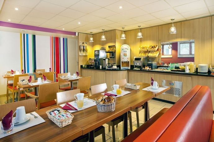 Imagen del bar/restaurante del Hotel Residhome Bures La Guyonnerie. Foto 4