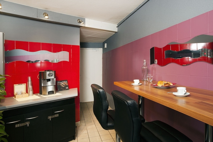 Imagen del bar/restaurante del Hotel Residhome Bures La Guyonnerie. Foto 5