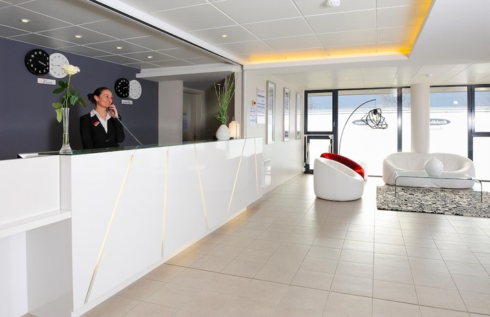 Imagen de los interiores del Hotel Residhome Carrières La Défense. Foto 18