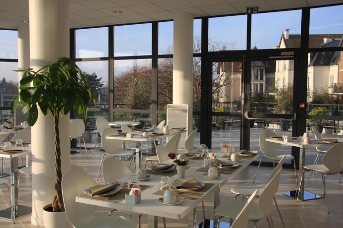 Imagen del bar/restaurante del Hotel Residhome Neuilly Bords De Marne. Foto 7