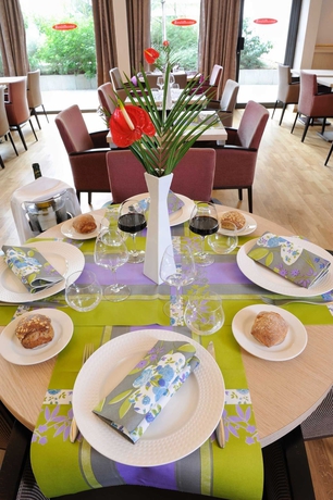 Imagen del bar/restaurante del Hotel Residhome Paris Evry. Foto 7