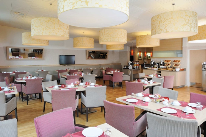 Imagen del bar/restaurante del Hotel Residhome Paris Evry. Foto 8
