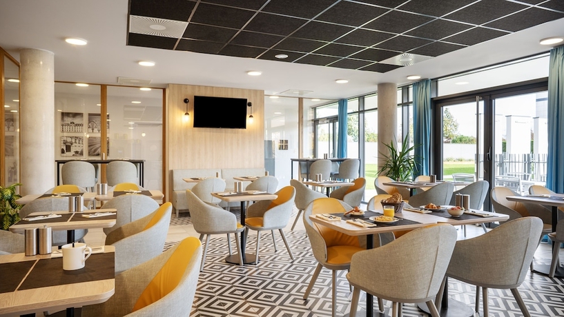 Imagen del bar/restaurante del Hotel Residhome Paris Senart. Foto 2