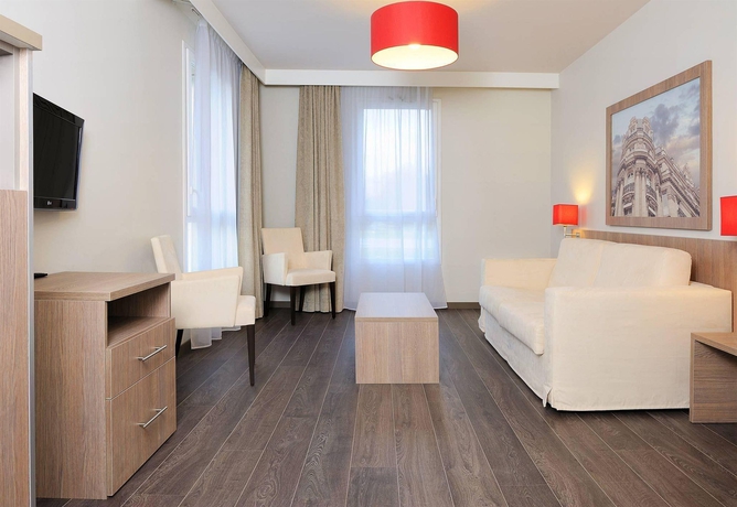 Imagen de los interiores del Hotel Residhome Paris-Guyancourt. Foto 7