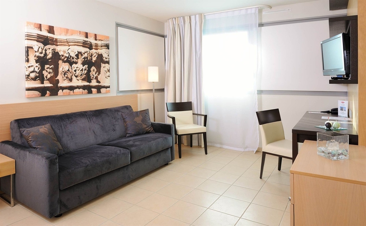 Imagen de los interiores del Hotel Residhome Toulouse Occitania. Foto 12