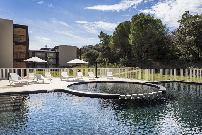 Imagen de la piscina del Hotel Residhotel – Résidence Pont Du Gard. Foto 16
