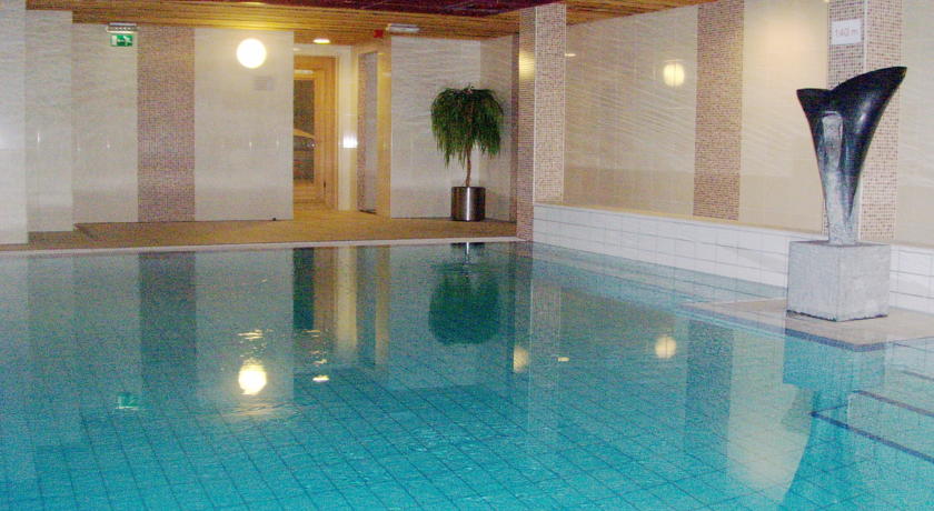 Imagen de la piscina del Hotel Resort Bungalows Dellewal. Foto 5