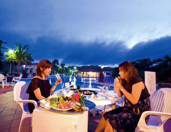 Imagen de la piscina del Hotel Resort Kume Island. Foto 13