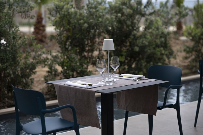 Imagen del bar/restaurante del Hotel Resort La Battigia Beach And Spa. Foto 2