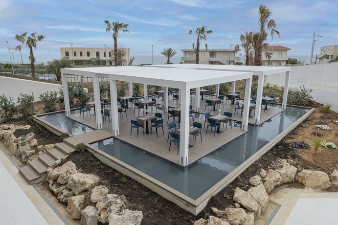 Imagen del bar/restaurante del Hotel Resort La Battigia Beach And Spa. Foto 4