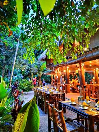 Imagen del bar/restaurante del Hotel Resort P&ugrave; Lu&ocirc;ng Boutique Garden. Foto 12