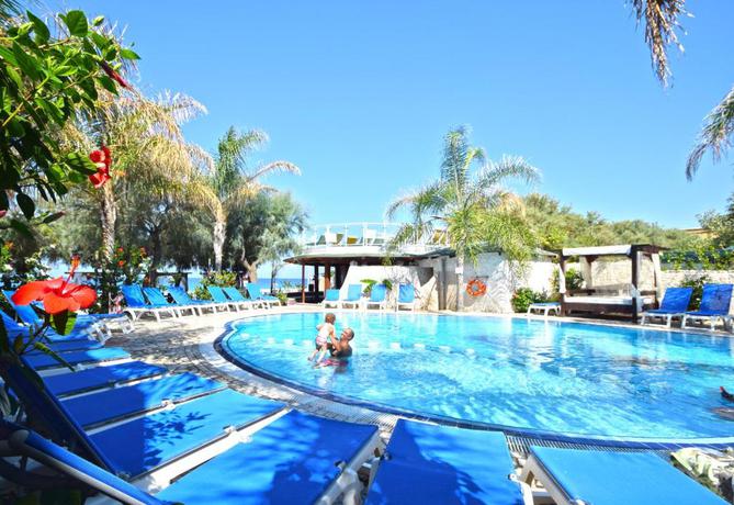 Imagen general del Hotel Resort Rocca di Vadaro - Beachfront Suites, Rooms & Apartments. Foto 15