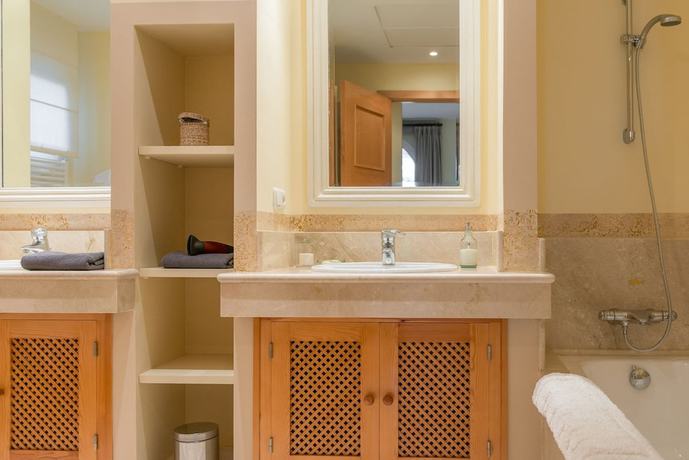 Imagen de la habitación del Hotel Resort Villas Andalucia. Foto 9