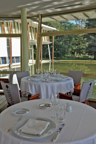 Imagen del bar/restaurante del Hotel Restaurant Des Lacs D'halco. Foto 4