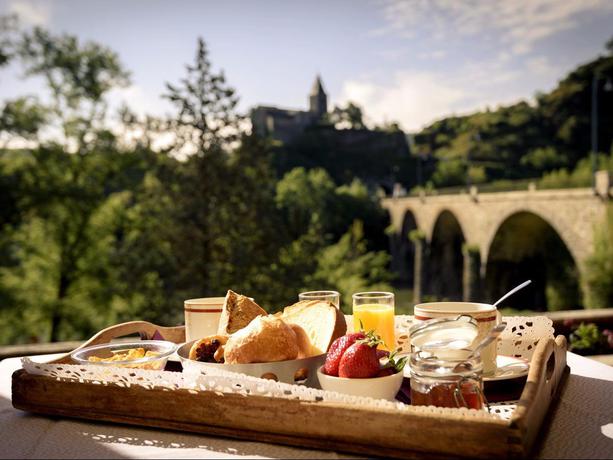 Imagen de los exteriores del Hotel Restaurant Du Pont, Saint-Cirgue. Foto 7