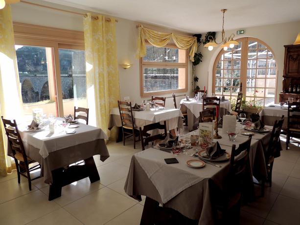 Imagen del bar/restaurante del Hotel Restaurant Du Pont, Saint-Cirgue. Foto 3