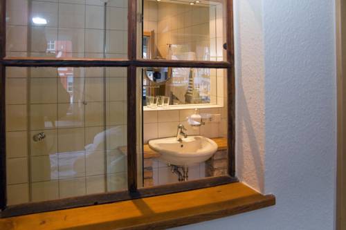 Imagen de la habitación del Hotel Restaurant Gr&uuml;ner Baum Und Altes Tor. Foto 15