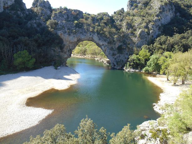 Imagen de la piscina del Hotel Restaurant La Gravenne. Foto 16