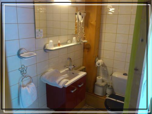 Imagen de la habitación del Hotel Restaurant La Vieille Ferme. Foto 7