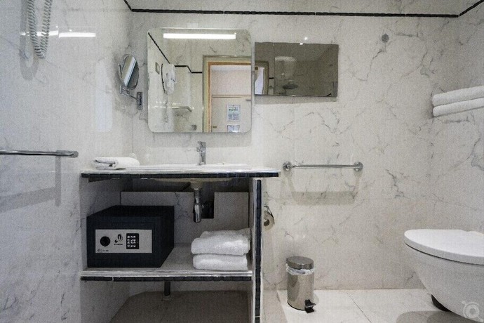 Imagen de la habitación del Hotel Restaurant Le Bellevue, Bormes-les-Mimosas. Foto 20