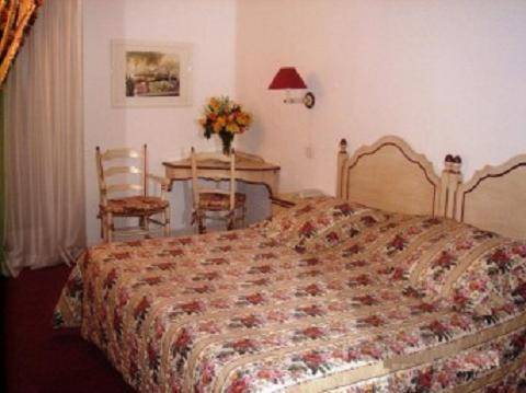 Imagen de la habitación del Hotel Restaurant Le C&eacute;sar, PLAN-DE-CUQUES. Foto 4