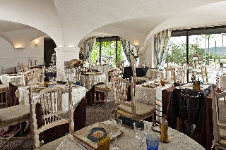 Imagen del bar/restaurante del Hotel Restaurant Le Mas De Guilles. Foto 10