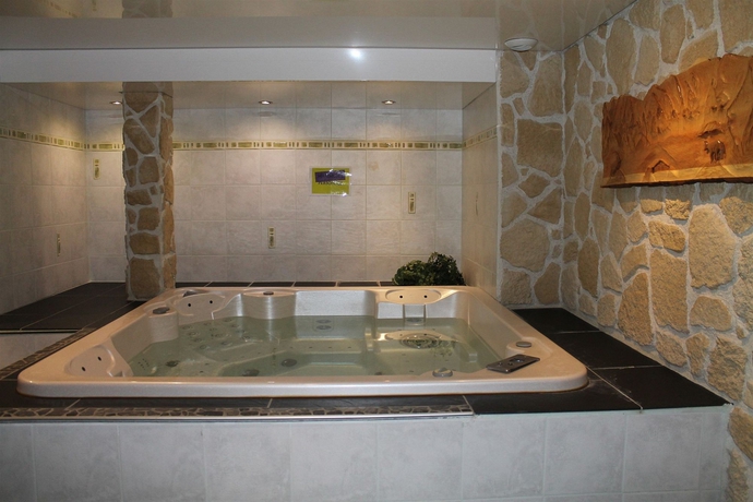 Imagen de la piscina del Hotel Restaurant Le Saint Antoine. Foto 14