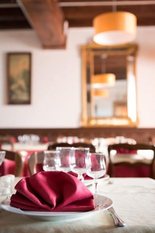 Imagen del bar/restaurante del Hotel Restaurant Le Sully. Foto 6