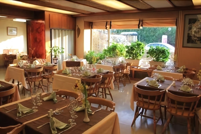 Imagen del bar/restaurante del Hotel Restaurant Les Charmilles. Foto 6