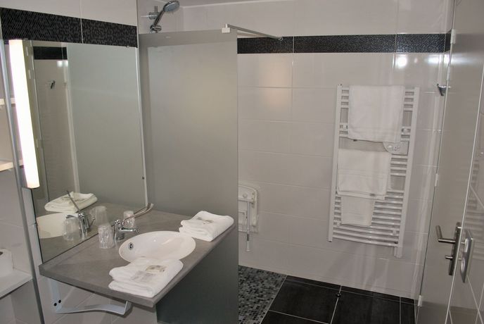 Imagen de la piscina del Hotel Restaurant Relais Des Champs. Foto 15