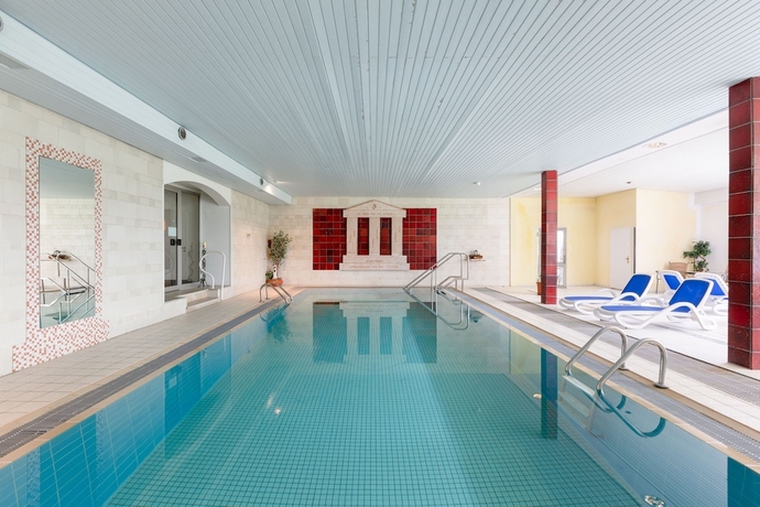 Imagen de la piscina del Hotel Restaurant S&uuml;dpfalz-terrassen. Foto 18