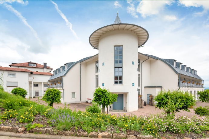 Imagen de la piscina del Hotel Restaurant S&uuml;dpfalz-terrassen. Foto 19