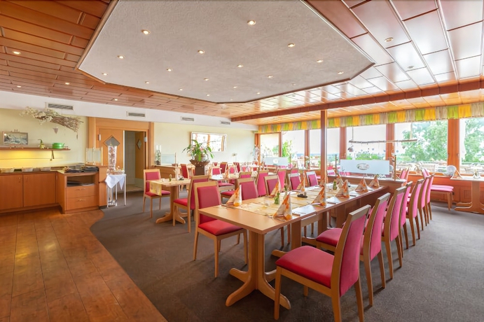 Imagen del bar/restaurante del Hotel Restaurant S&uuml;dpfalz-terrassen. Foto 2