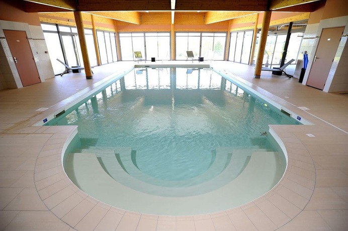 Imagen de la piscina del Hotel Restaurant and Spa Le Val Moret. Foto 10