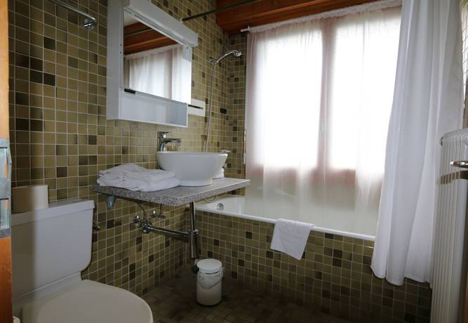 Imagen de la habitación del Hotel Restaurant de la Telecabine. Foto 6