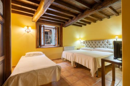 Imagen de la habitación del Hotel Restaurante Asador De Roxos Casa De Albardonedo. Foto 3