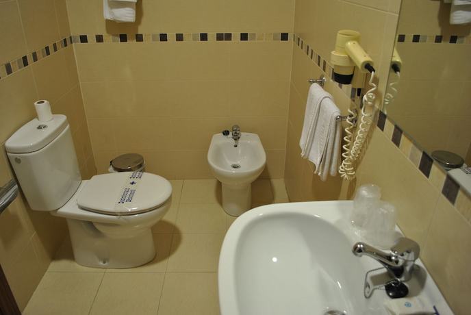 Imagen de la habitación del Hotel Restaurante Dama De Baza. Foto 4