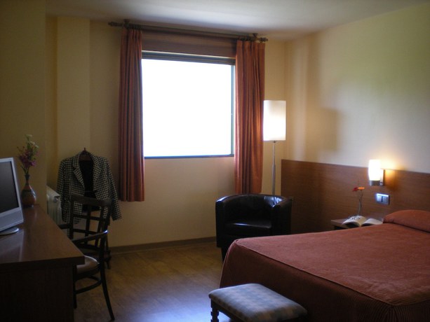 Imagen de la habitación del Hotel Restaurante Don Pepe, Galende. Foto 5