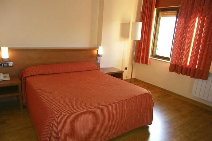 Imagen de la habitación del Hotel Restaurante Don Pepe, Galende. Foto 6