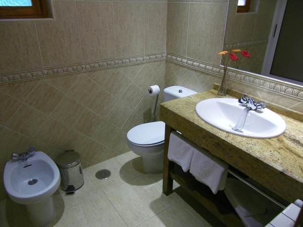 Imagen de la habitación del Hotel Restaurante Don Pepe, Galende. Foto 8