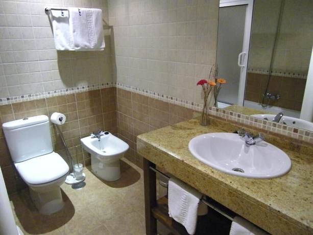 Imagen de la habitación del Hotel Restaurante Don Pepe, Galende. Foto 10