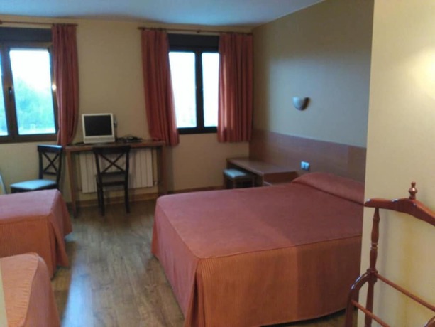 Imagen de la habitación del Hotel Restaurante Don Pepe, Galende. Foto 14