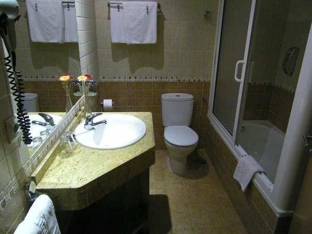 Imagen de la habitación del Hotel Restaurante Don Pepe, Galende. Foto 16